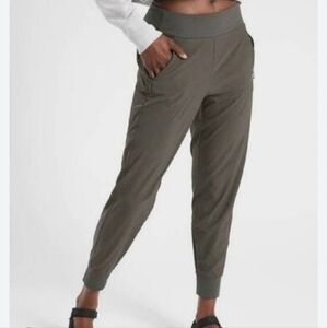 Athleta Soho Jogger in color Gem green size 4